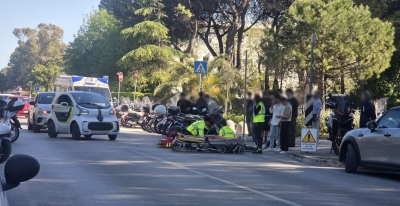 Scontro tra una minicar e una moto sul lungomare nord, centauro finisce in ospedale [FOTO]