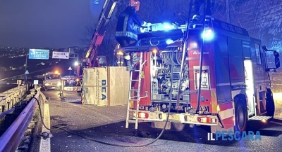 Camion si scontra con un'auto sulla circonvallazione e si ribalta: feriti i conducenti e traffico bloccato [FOTO]
