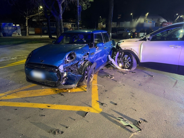 Si scontrano in auto all'incrocio di via Pepe: in due finiscono in ospedale [FOTO]