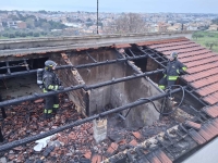 Incendio in una casa provoca il crollo del tetto e il decesso di un pastore tedesco, salvi i proprietari [FOTO]