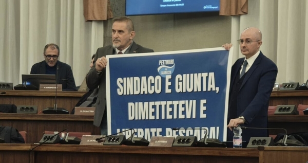 Striscione del gruppo Pettinari in consiglio dopo la sentenza sulle elezioni: "Sindaco e giunta dimettetevi", ed è scontro