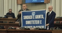 Striscione del gruppo Pettinari in consiglio dopo la sentenza sulle elezioni: "Sindaco e giunta dimettetevi", ed è scontro