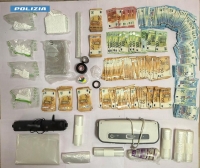 Due chili di stupefacente in un borsone e 32mila euro in contanti nella cappa della cucina, arrestato 35enne disoccupato