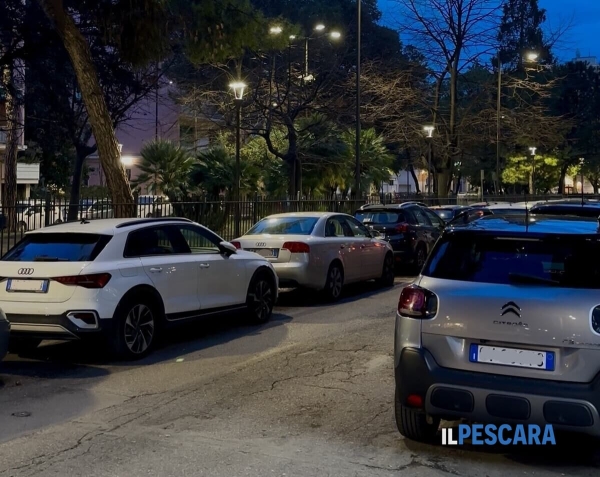 Rapina in pieno centro: puntano la pistola a una donna e le portano via la borsa