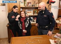 Truffano anziana a Macerata rubandole tutto l&#039;oro e fuggono, due ragazze arrestate in centro a Pescara