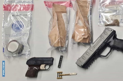 Lascia il b&amp;b rendendosi irreperibile, nella stanza stupefacenti e una pistola lanciarazzi: giovane denunciata