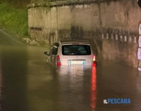 Auto rimane bloccata nel sottopasso allagato di via Raiale, si temeva ci fosse qualcuno all'interno [FOTO]
