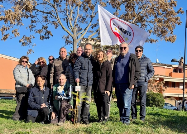 Il M5s pianta tre nuovi alberi per il futuro a San Silvestro Spiaggia