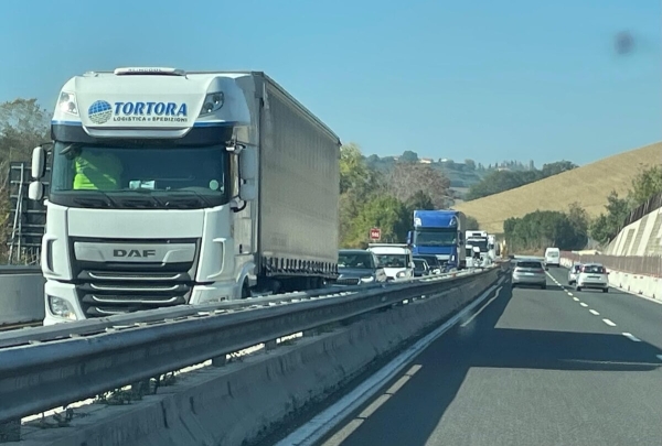 Scontro fra tre mezzi pesanti lungo l'autostrada A14, traffico bloccato verso Pescara
