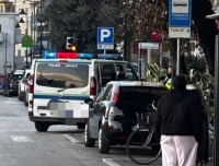 Incidente in centro, donna investita da un'auto mentre attraversa la strada