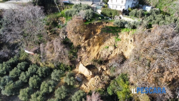 Allarme frana in una zona collinare di Silvi Paese, viene giù parte del terreno [FOTO]