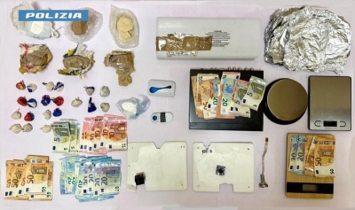 Spacciavano stupefacenti nella casa Ater decaduta, arrestati un uomo e una donna: sequestrati 800 grammi di sostanze