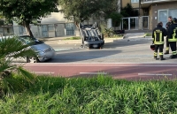 Finisce con la sua auto contro un&#039;altra in sosta e si ribalta: ferita una donna