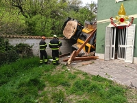 Pala meccanica va fuori strada e rotola rovinosamente contro una casa [FOTO]