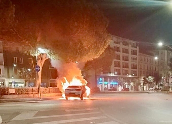 Auto a fuoco nella notte alla rotatoria in via Michelangelo