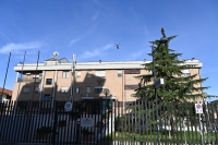 Ragazzo strappa dalle mani di un uomo che sta camminando lo smartphone, rintracciato e arrestato a Montesilvano