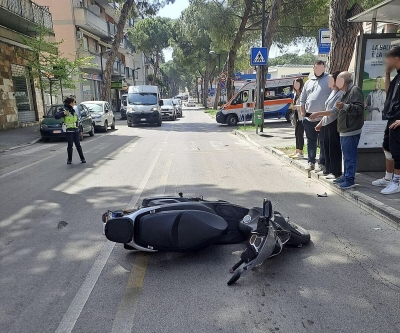 Scooter investe pedone in via del Santuario e si schianta contro un'auto: donna finisce in ospedale [FOTO]