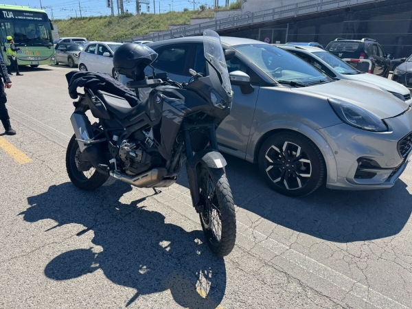 Urta una moto in via Ferrari e si allontana ma viene fermato da un maresciallo della polizia locale fuori servizio [FOTO]