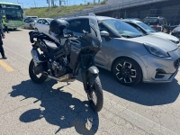 Urta una moto in via Ferrari e si allontana ma viene fermato da un maresciallo della polizia locale fuori servizio [FOTO]