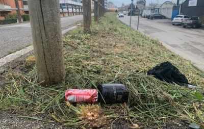 La denuncia di Radici in Comune: "In via Valle Roveto sfalciata l'erba, ma anche i rifiuti lasciti sul posto"