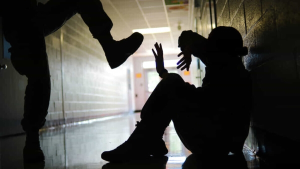 Indagati 2 minorenni per il disabile aggredito e gettato nel cassonetto dei rifiuti a Silvi