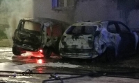 Paura nella notte in via Rigopiano: a fuoco due auto sotto le palazzine popolari  [FOTO]
