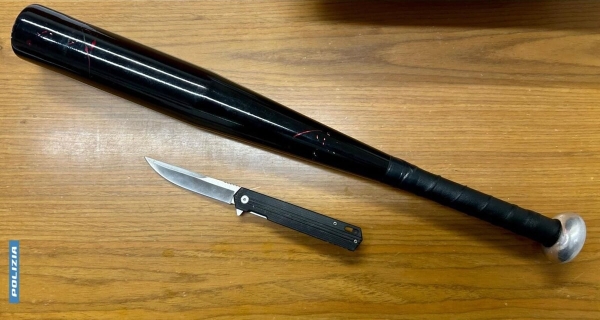 Girava con un coltello di 21 centimetri e una mazza nell’auto, nei guai un uomo di 49 anni