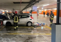 Principio d'incendio per un'autovettura nel parcheggio di un centro commerciale a Città Sant'Angelo
