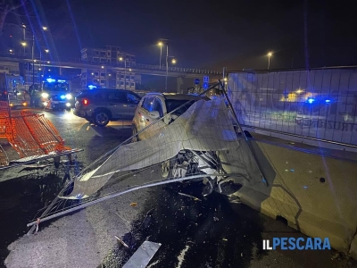 Si schianta con l&#039;auto contro i blocchi di cemento del cantiere di via De Gasperi [FOTO]