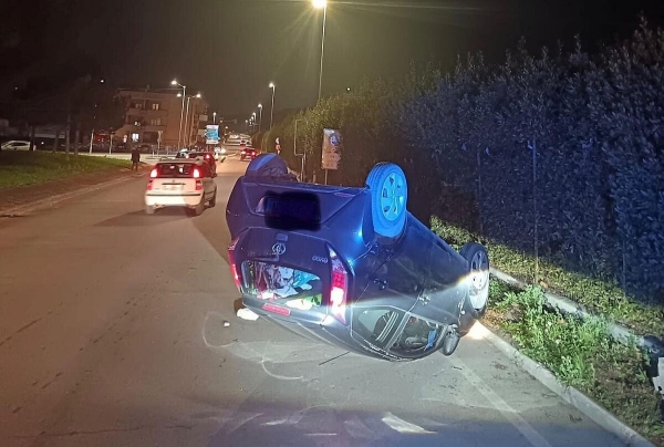 Perde il controllo dell'auto e si schianta ribaltandosi, nell'abitacolo una donna di 43 anni [FOTO]