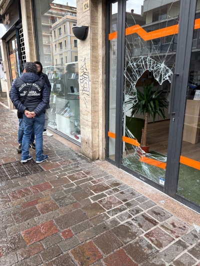 Furto con spaccata in un negozio di telefonia di corso Vittorio Emanuele II [FOTO]