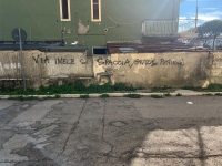 Spaccio in via Imele, compare una scritta con il nome di Pettinari: &quot;Diamo fastidio, ma non ci fermeranno&quot;