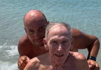Zdenek Zeman sta meglio: la foto al mare col figlio Karel diventa virale
