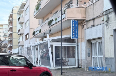 È uno dei titolari del ristorante "La Barcaccia" l'uomo ferito con un coltellino