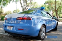 Non si ferma all&#039;alt e scatta un inseguimento durante il quale tenta di gettare della droga: arrestato