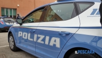 Ruba in un negozio e fugge ma viene inseguita dai dipendenti che chiamano la polizia, bloccata e denunciata