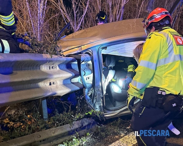 Schianto sulla circonvallazione, auto contro il guard-rail: grave una ragazza estratta dalle lamiere nella vettura in bilico [FOTO]