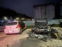 Incendio nella notte a Montesilvano, auto distrutta dalle fiamme: indagini in corso