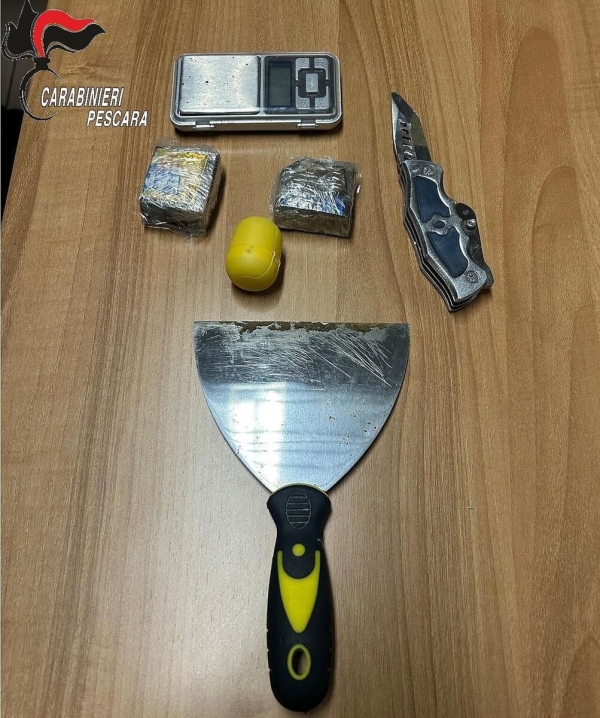 Nasconde lo stupefacente in una busta del pellet vicina alla stufa, arrestato un uomo di 45 anni