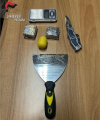Nasconde lo stupefacente in una busta del pellet vicina alla stufa, arrestato un uomo di 45 anni