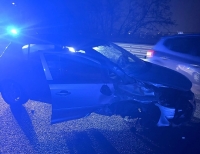 Perde il controllo dell'auto e si schianta contro il guardrail prima della galleria San Silvestro